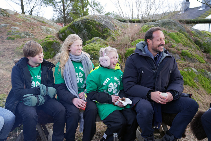 På 4H-garden Søstrene Kjevik møtte Kronprinsen mange av barna som engasjerer seg i gardsdrifta. Foto: Det kongelege hoffet